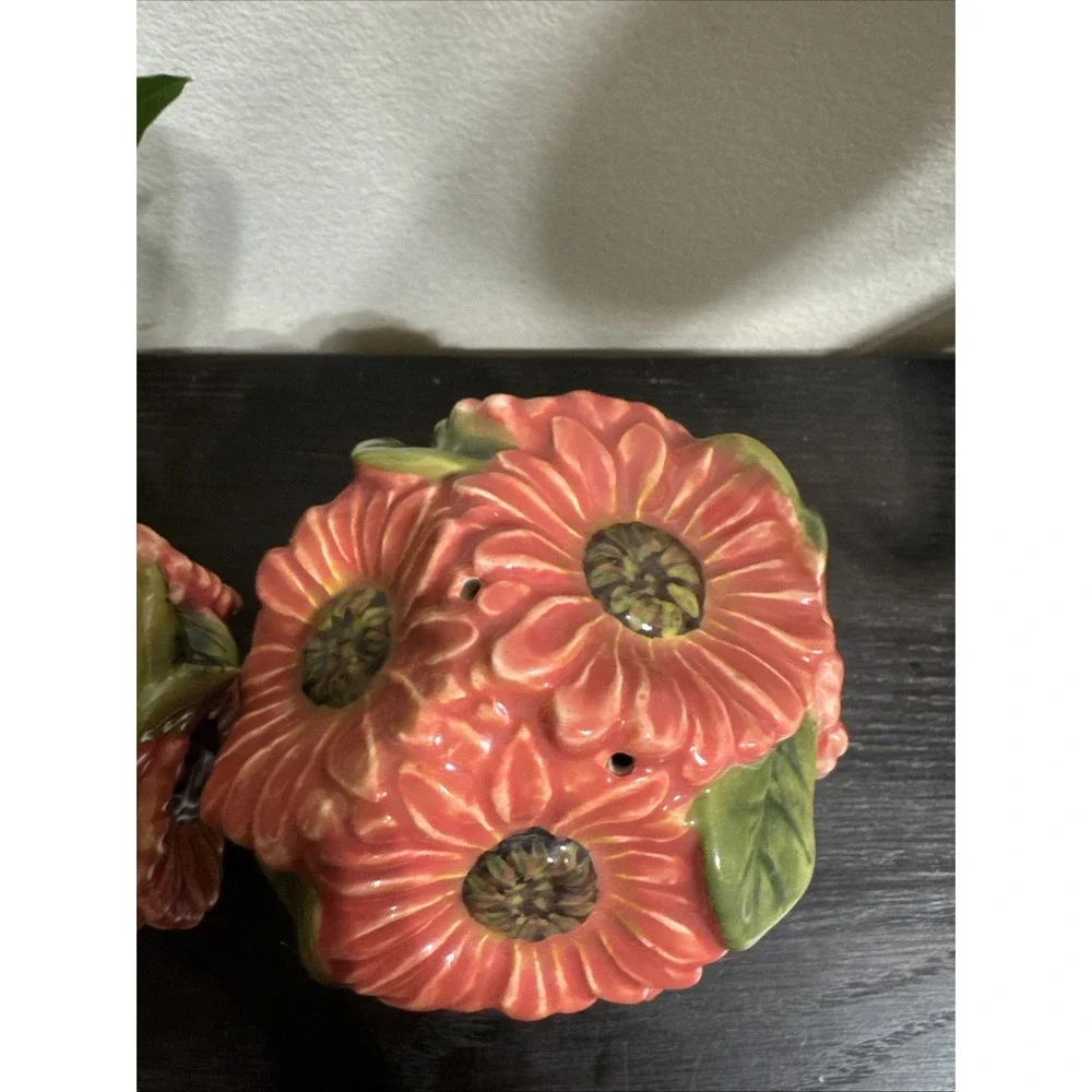 A bouquet of Flower‎ -  Salt And Pepper Shakers. One Tiny Chip On One Of Them.